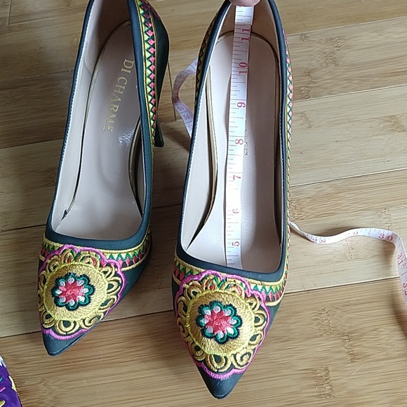 Embroidered Medallion Stiletto Pumps (runs small) - Picture 8 of 8